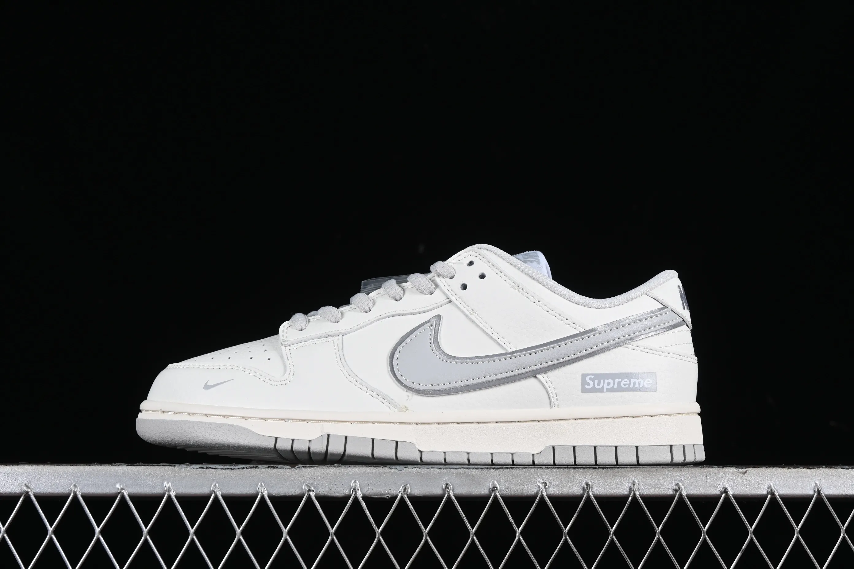All categories Nk SB Dunk Series Nk SB Dunk Low High-end customized low-top sneakers F version Supreme x Nk SB Dunk Low joint beige color low-top casual sports skateboard shoes RM2308-233